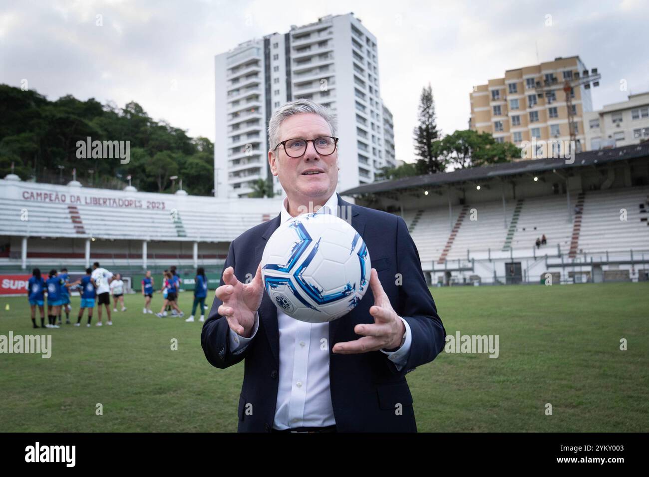 Il primo ministro Sir Keir Starmer incontra giovani delle comunità locali durante una visita all'Earth City FC allo stadio Fluminense di Rio de Janeiro, dove ha evidenziato la campagna per mobilitare i tifosi di calcio di tutto il mondo in vista del COP 30 dell'anno prossimo. Il primo ministro è in Brasile per partecipare al vertice del G20. Data foto: Martedì 19 novembre 2024. Foto Stock