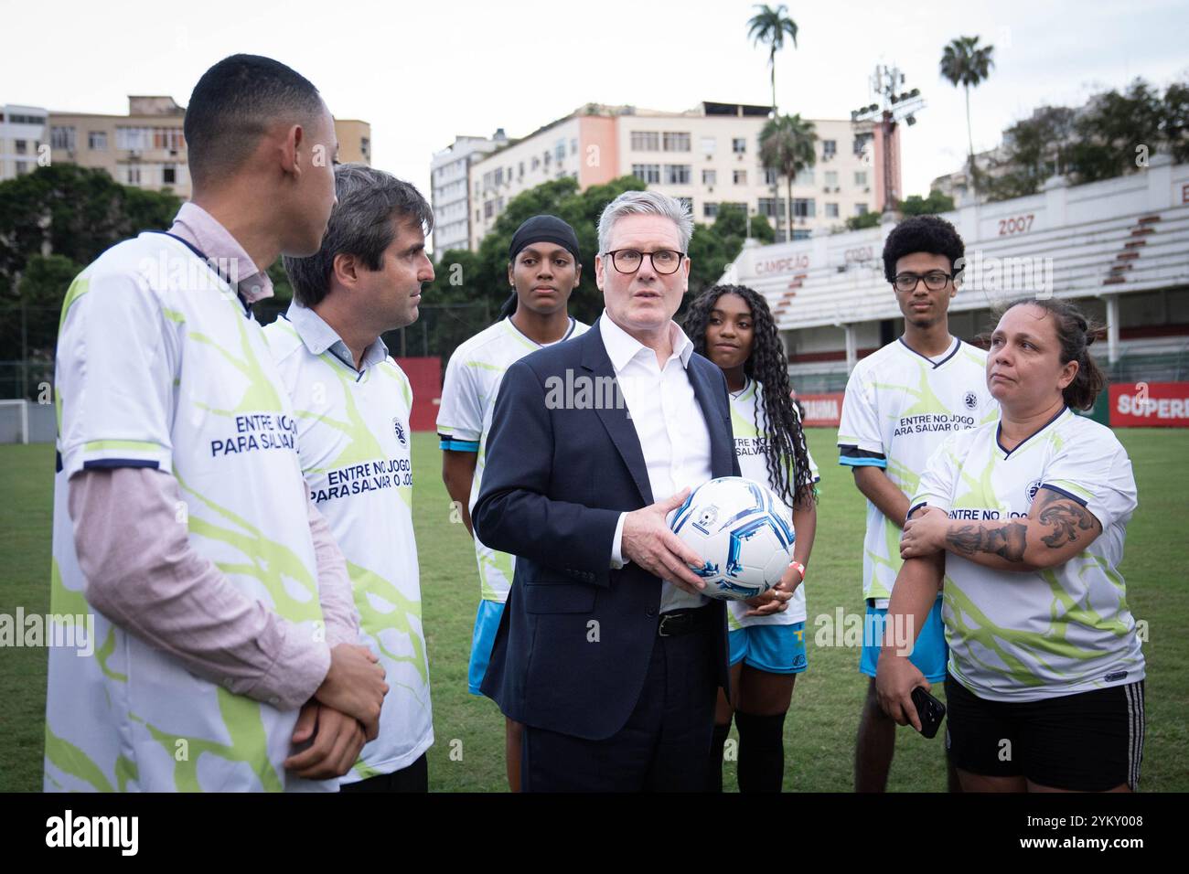 Il primo ministro Sir Keir Starmer incontra giovani delle comunità locali durante una visita all'Earth City FC allo stadio Fluminense di Rio de Janeiro, dove ha evidenziato la campagna per mobilitare i tifosi di calcio di tutto il mondo in vista del COP 30 dell'anno prossimo. Il primo ministro è in Brasile per partecipare al vertice del G20. Data foto: Martedì 19 novembre 2024. Foto Stock