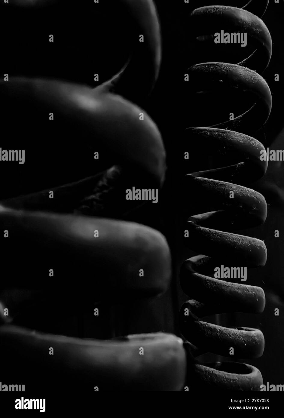 Primo piano del cavo telefonico Dusty: Design a spirale nel contesto interno Foto Stock