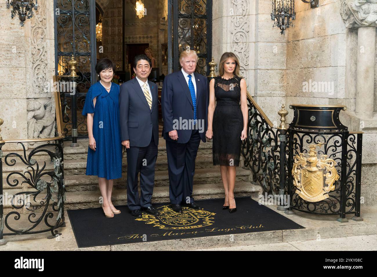 Il presidente Donald Trump, la First Lady Melania Trump, si unisce al primo ministro giapponese Shinzō Abe e alla moglie Akie Abe, mentre posano per le foto sabato 11 febbraio 2017 a Mar-a-Lago a Palm Beach, Flag. (Foto ufficiale della Casa Bianca di Shealah Craighead) Foto Stock