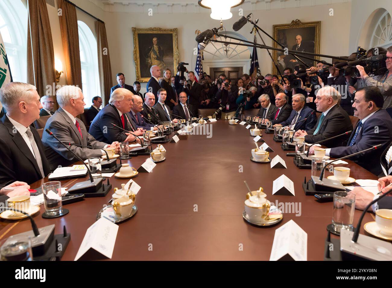 Il presidente Donald Trump e il primo ministro iracheno Haider al-Abadi partecipano a una riunione bilaterale, lunedì 20 marzo 2017, nella sala del Gabinetto della Casa Bianca a Washington, D.C. (foto ufficiale della Casa Bianca di Benjamin Applebaum) Foto Stock