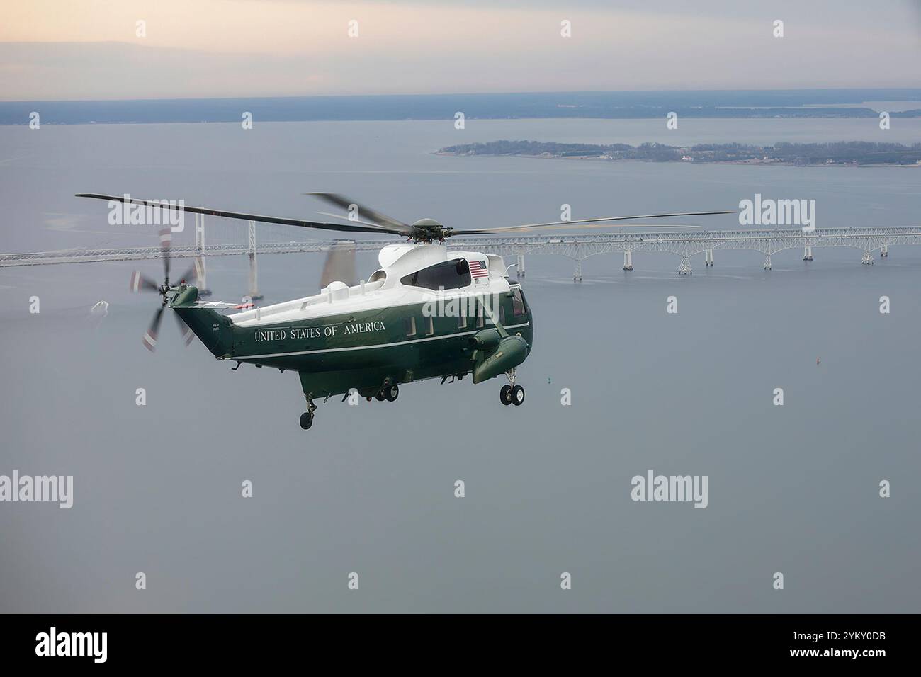 Il presidente Donald Trump viaggia a bordo della Marine One in rotta verso la base dell'aeronautica militare di dover. Il presidente Trump ha fatto un viaggio senza preavviso mercoledì 1 febbraio 2017, per onorare i resti di un SIGILLO della Marina degli Stati Uniti, il capo operatore di guerra speciale William "Ryan" Owens, che è stato ucciso durante un raid nello Yemen il 29 gennaio 2017. (Foto ufficiale della Casa Bianca di Shealah Craighead) Foto Stock