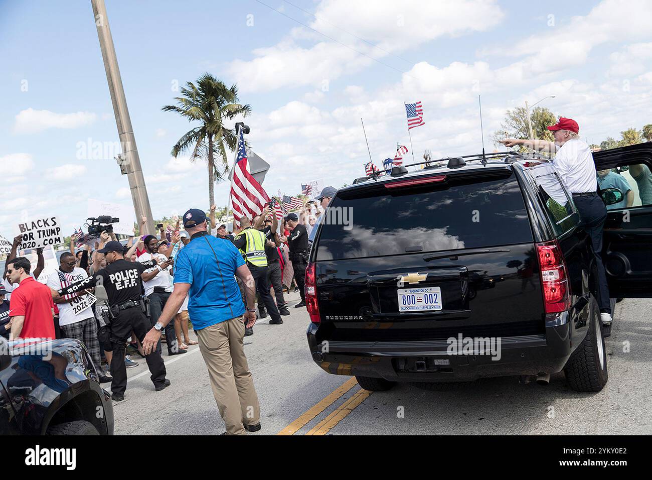 Presidente Donald Trump onde ai sostenitori del sabato, 4 marzo, 2017, in West Palm Beach, Florida. (Gazzetta White House Foto di Shealah Central Plaza Hotel) Foto Stock