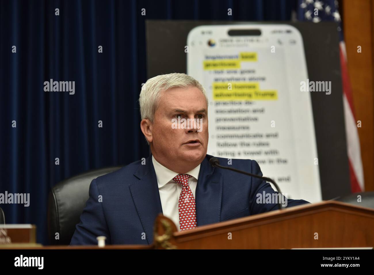 WASHINGTON, D.C. 19 NOVEMBRE: James Comer, presidente della House Oversite Committee, R-KY si rivolge all'amministratore della FEMA Deanne Criswell prima di testimoniare alla commissione di supervisione della camera sulla risposta della FEMA all'uragano Helene. Criswell ha risposto alle accuse secondo cui alcune case colpite sono state negate supporto e informazioni dalla FEMA perché quelle case mostravano segni Trump/ 19 novembre 2024 a Washington, DC Credit: Patsy Lynch/MediaPunch Foto Stock