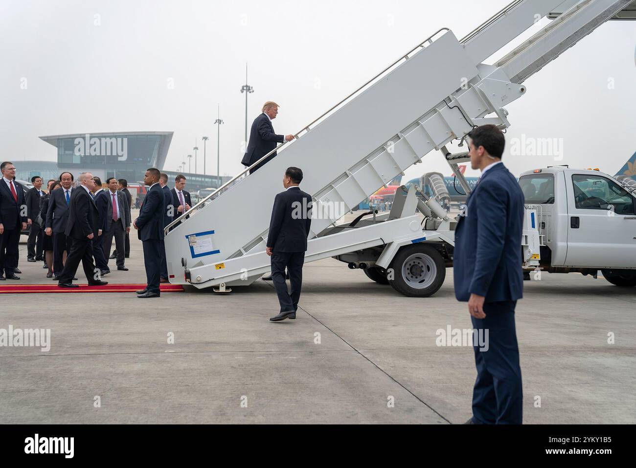 Fotografie ufficiali della Casa Bianca dell'amministrazione Trump. Donald John Trump (New York, 14 giugno 1946) è un politico statunitense, personalità dei media e uomo d'affari che è stato il 45° presidente degli Stati Uniti d'America dal 2017 al 2021. Ha vinto le elezioni del 2024 come candidato del Partito Repubblicano ed è ora presidente eletto degli Stati Uniti. Il suo secondo mandato è previsto per il 20 gennaio 2025. Trump si è laureato in economia presso l'Università della Pennsylvania nel 1968. Foto Stock