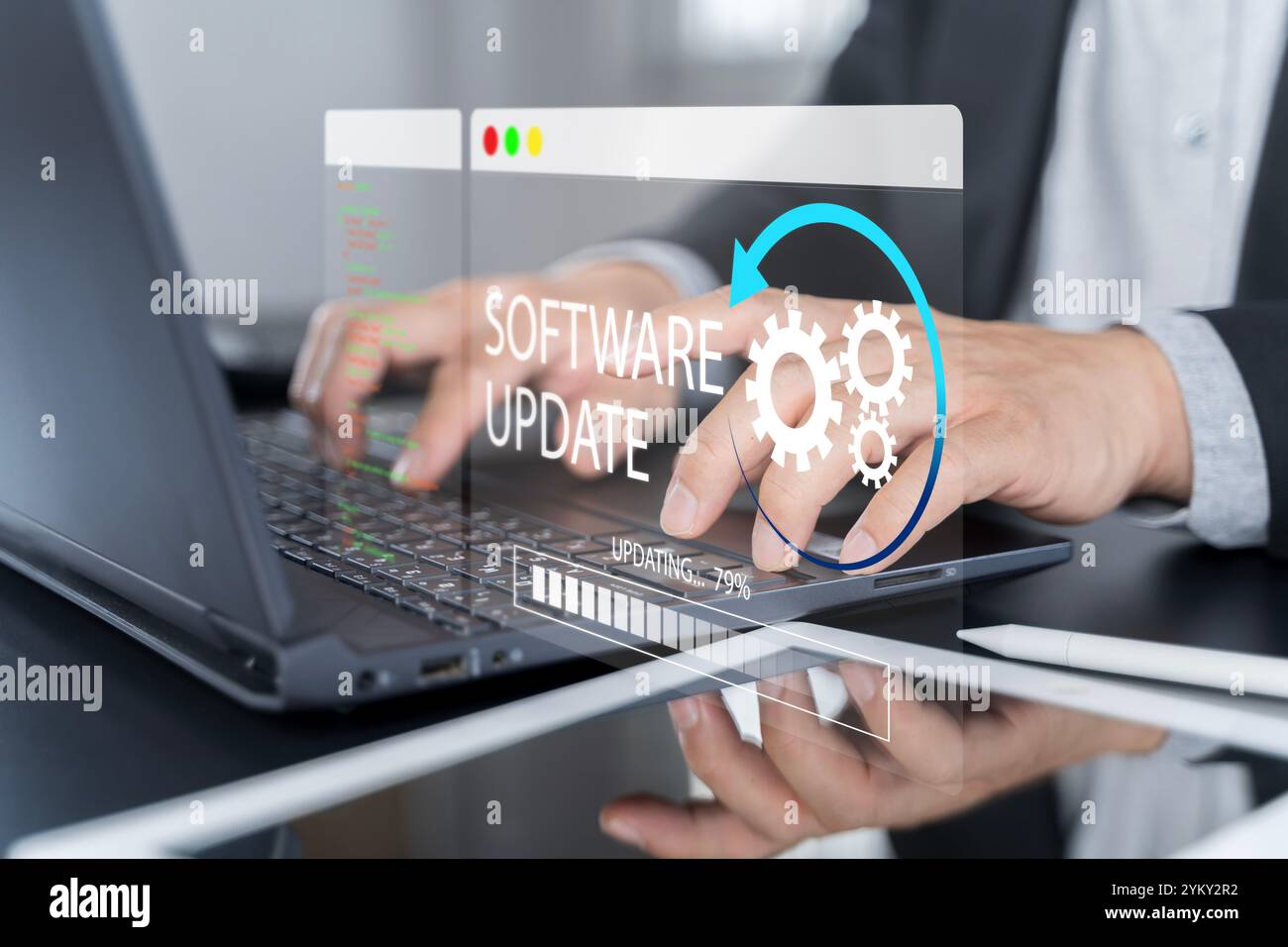 Uomo che lavora e installa il processo di aggiornamento. Aggiornamenti software o aggiornamenti del sistema operativo per mantenere aggiornato il dispositivo con funzionalità avanzate in Foto Stock