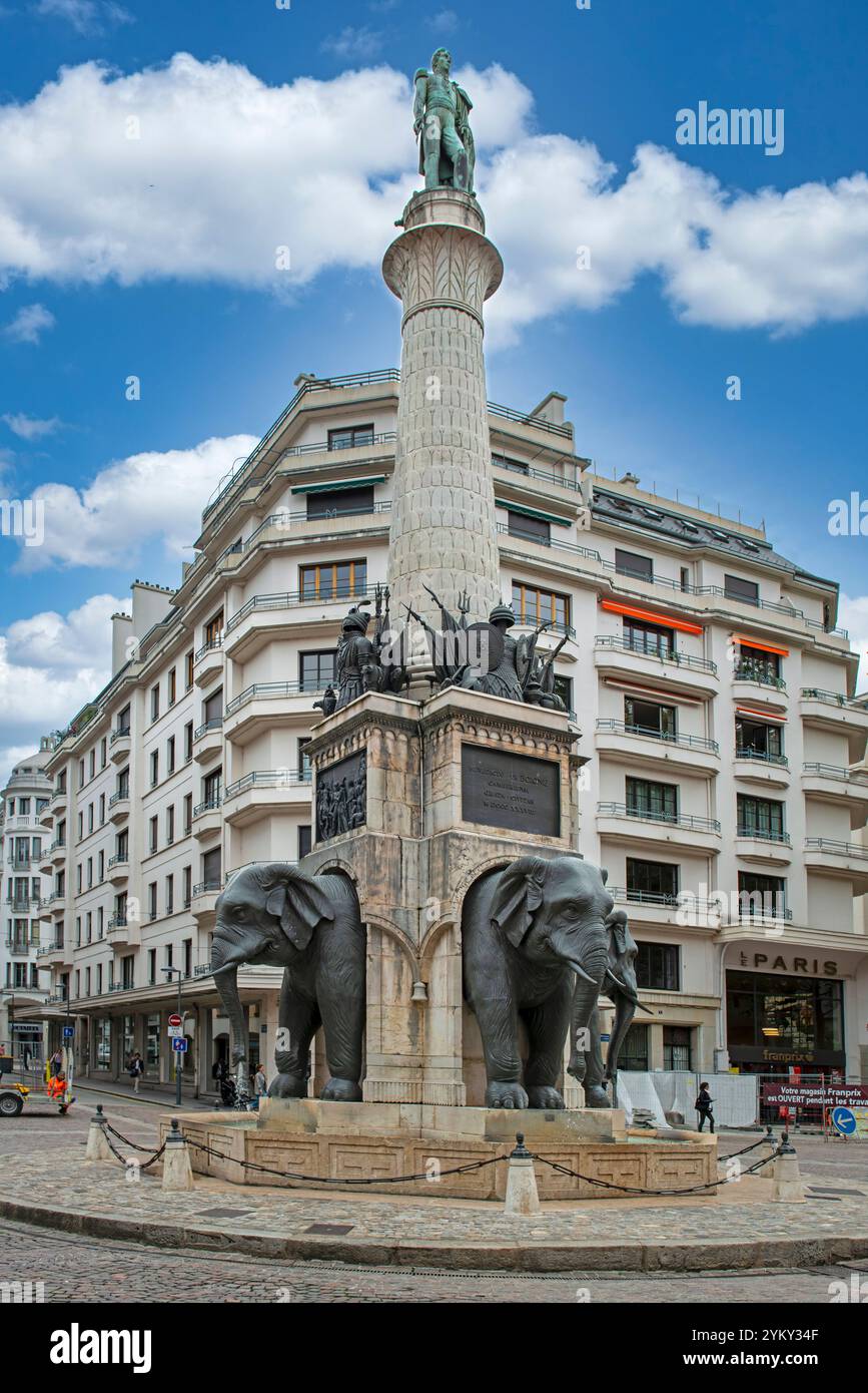 La Fontaine des Elephants. In onore di un generale loacl, questa fontana del 1838 ha quattro elefanti che spruzzano acqua attraverso i loro tronchi ed è un punto di riferimento locale Foto Stock