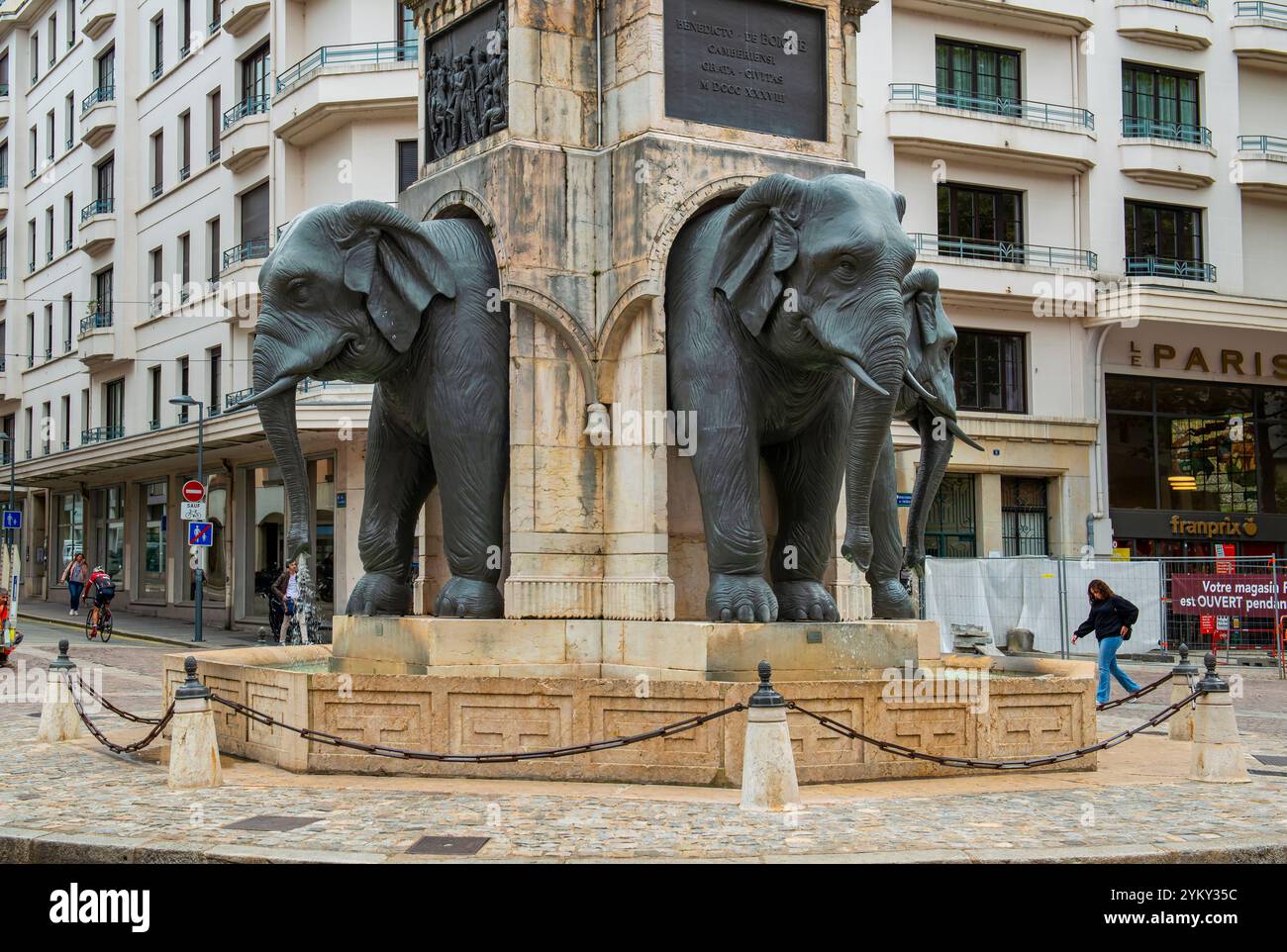 La Fontaine des Elephants. In onore di un generale loacl, questa fontana del 1838 ha quattro elefanti che spruzzano acqua attraverso i loro tronchi ed è un punto di riferimento locale Foto Stock