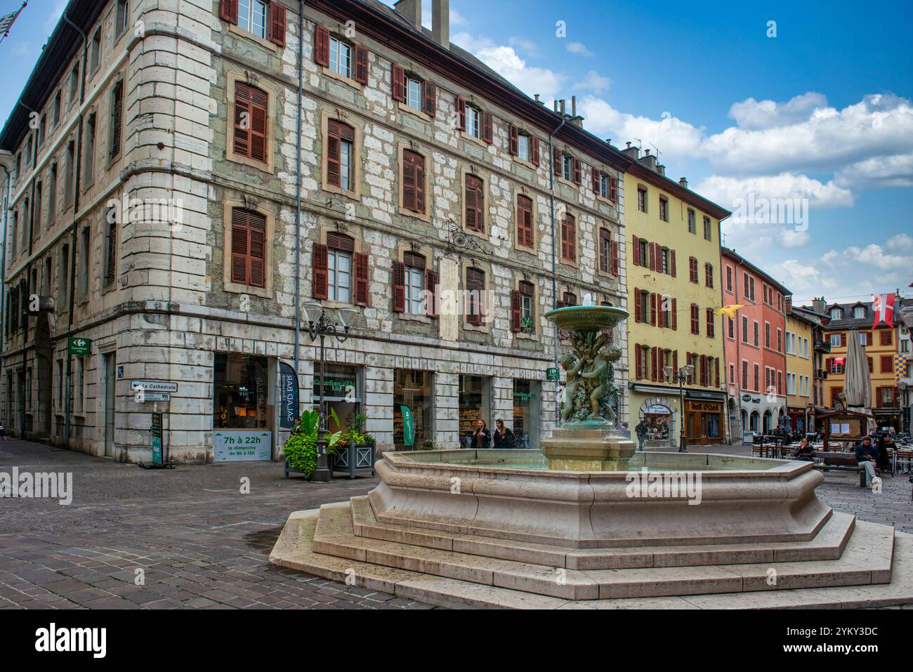 La fontana in Place Saint-Leger a Chambery, una città alpina nel sud-est della Francia e una volta sede del filosofo Rousseau Foto Stock