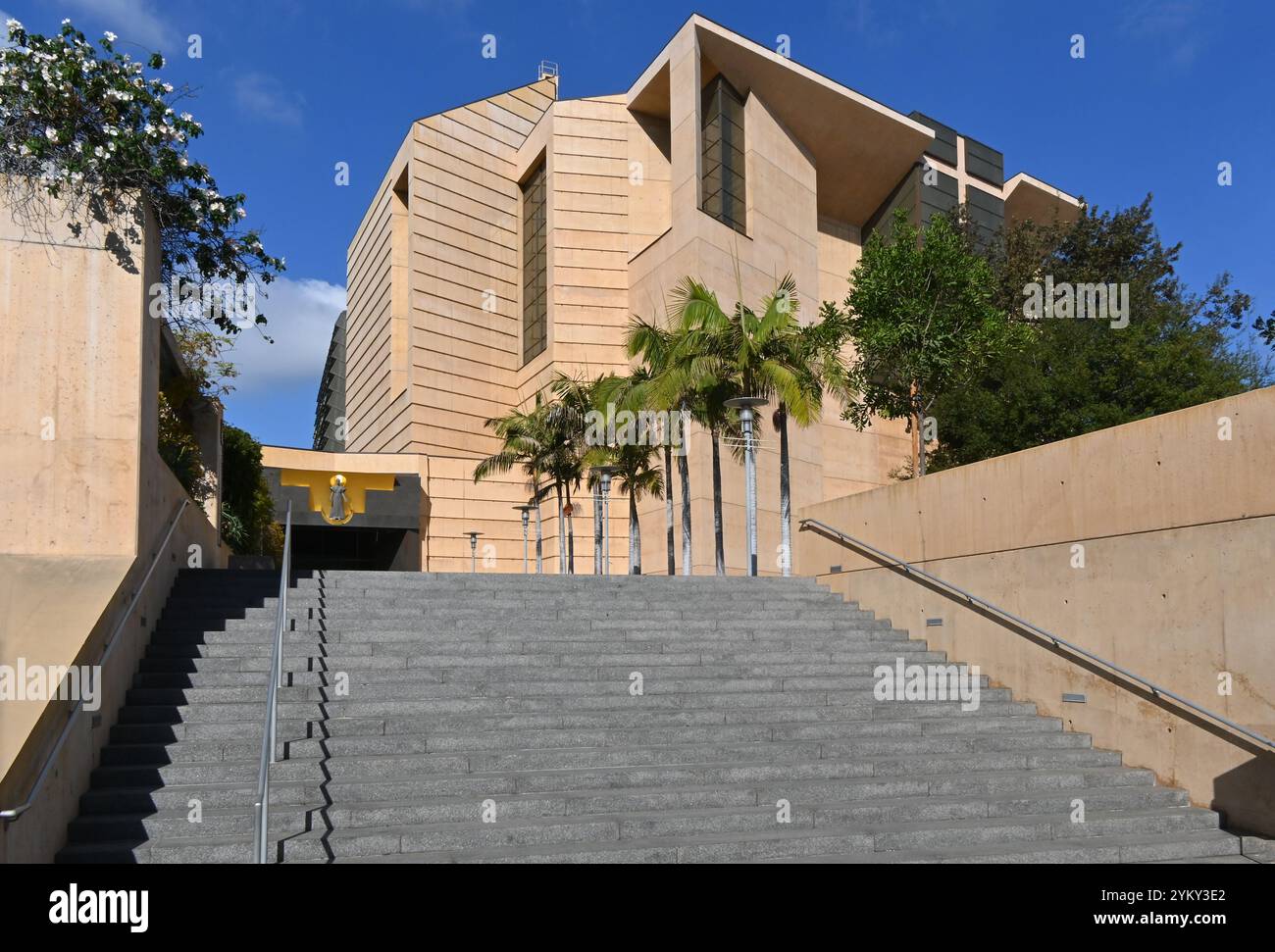 LOS ANGELES, CALIFORNIA - 18 novembre 2024: Cattedrale di nostra Signora degli Angeli nel centro città è una cattedrale contemporanea che serve l'arcidiocesi di Over Foto Stock