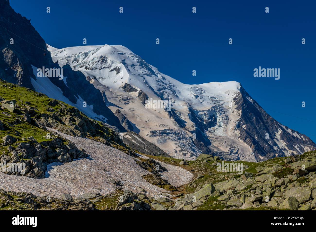 Vetta innevata del Monte bianco, la vetta più alta d'Europa, situata nelle Alpi. Un paesaggio mozzafiato con cime innevate e terreni accidentati Foto Stock