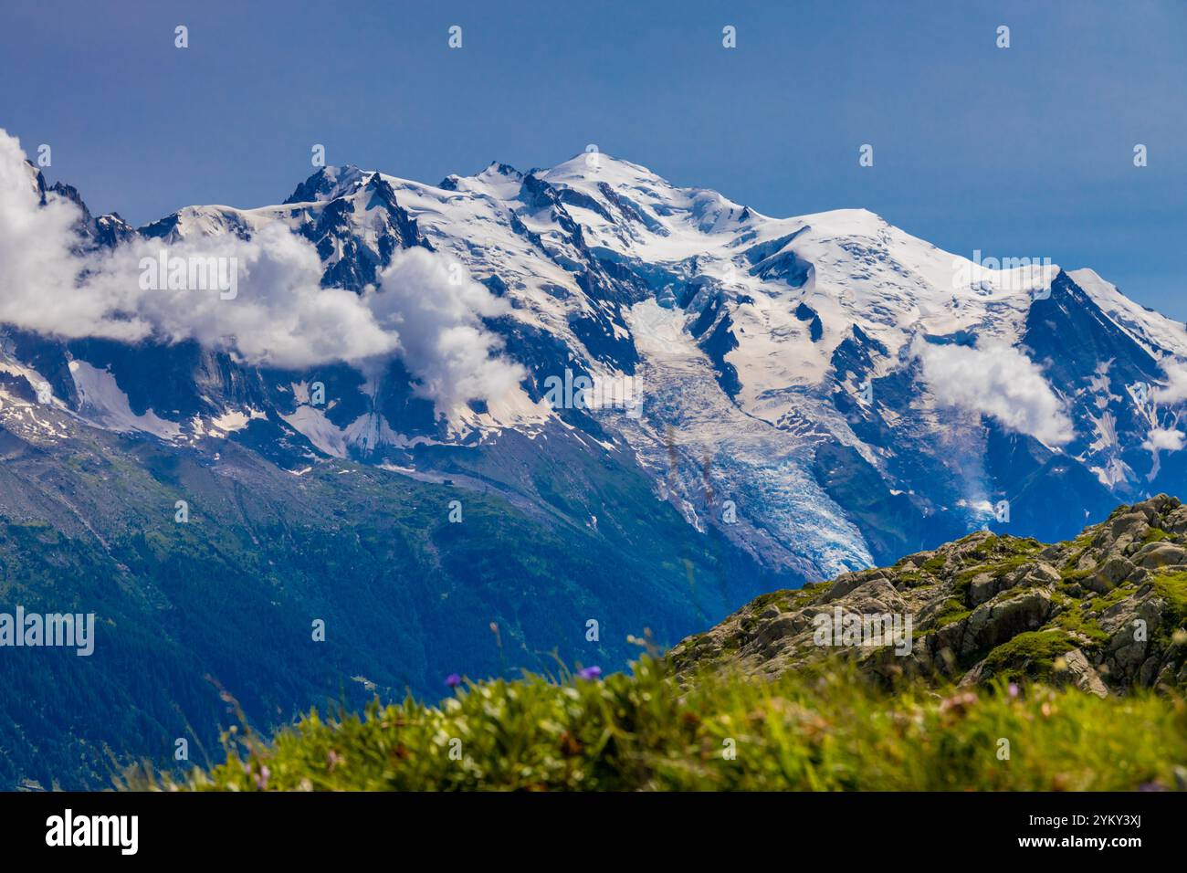 Vetta innevata del Monte bianco, la vetta più alta d'Europa, situata nelle Alpi. Un paesaggio mozzafiato con cime innevate e terreni accidentati Foto Stock