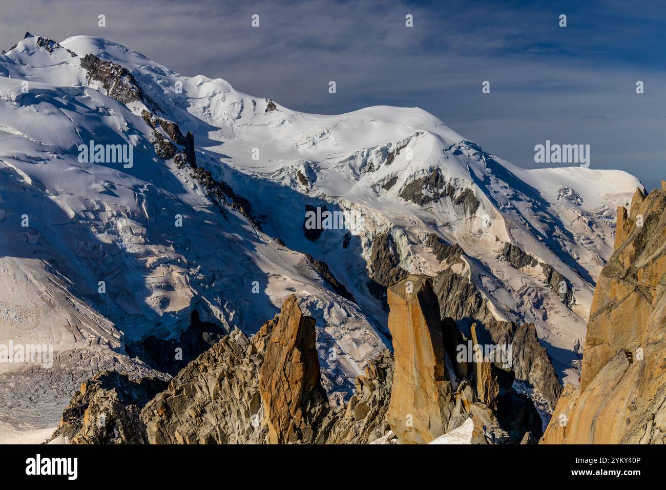 Vetta innevata del Monte bianco, la vetta più alta d'Europa, situata nelle Alpi. Un paesaggio mozzafiato con cime innevate e terreni accidentati Foto Stock