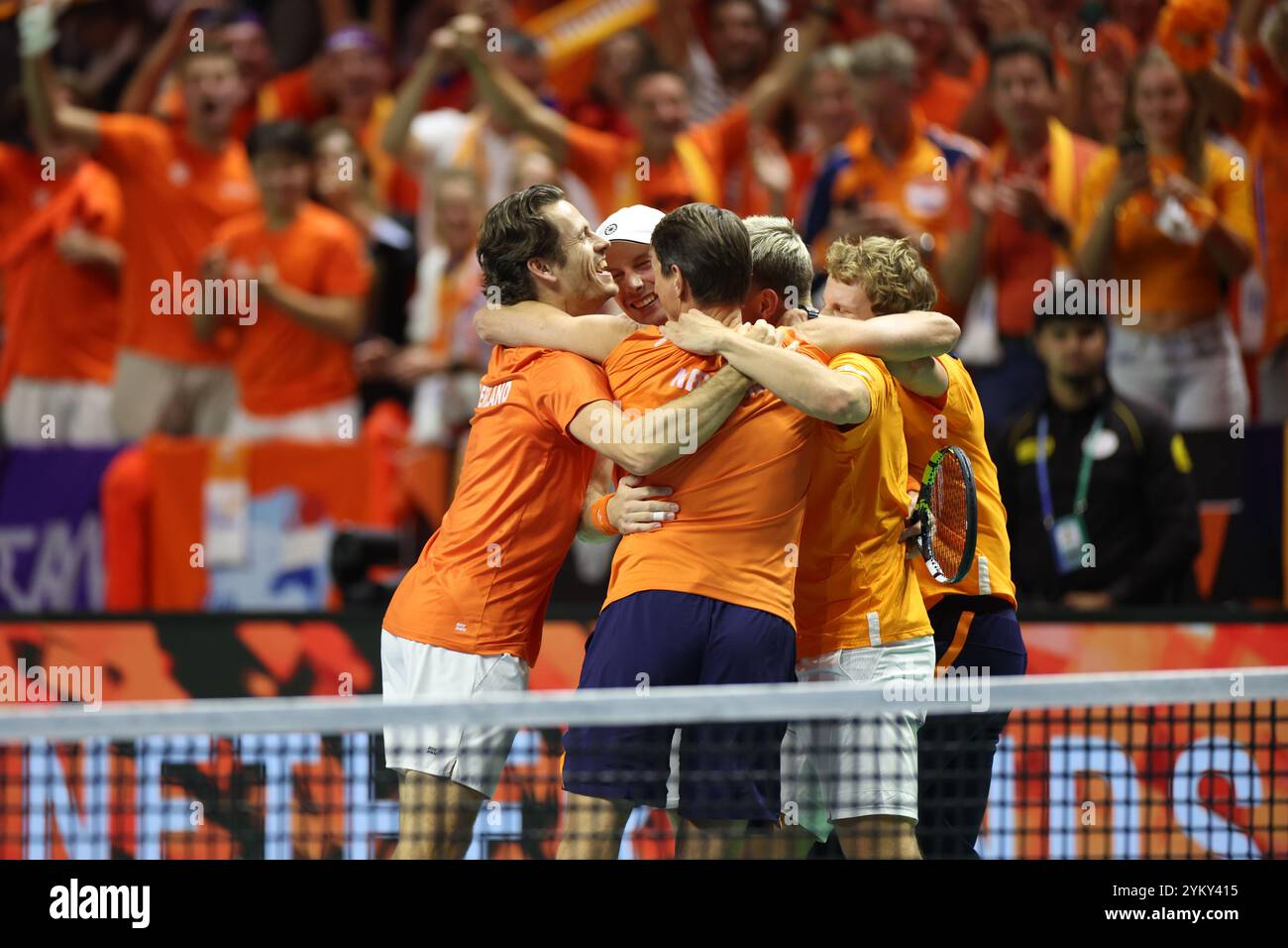 Malaga, Regno Unito. 20 novembre 2024. La squadra olandese festeggia dopo aver eliminato la Spagna durante la finale di Coppa Davis 2024, al Palacio de Deportes Jose Maria Martin Carpena Arena di Malaga. Crediti: Isabel Infantes/Alamy Live News Foto Stock