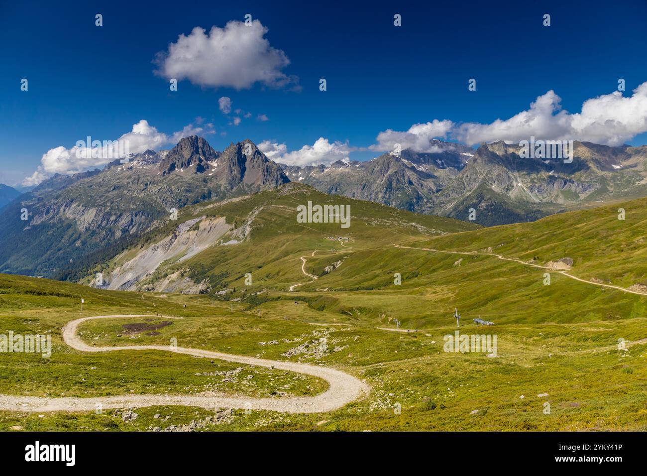 Vetta innevata del Monte bianco, la vetta più alta d'Europa, situata nelle Alpi. Un paesaggio mozzafiato con cime innevate e terreni accidentati Foto Stock