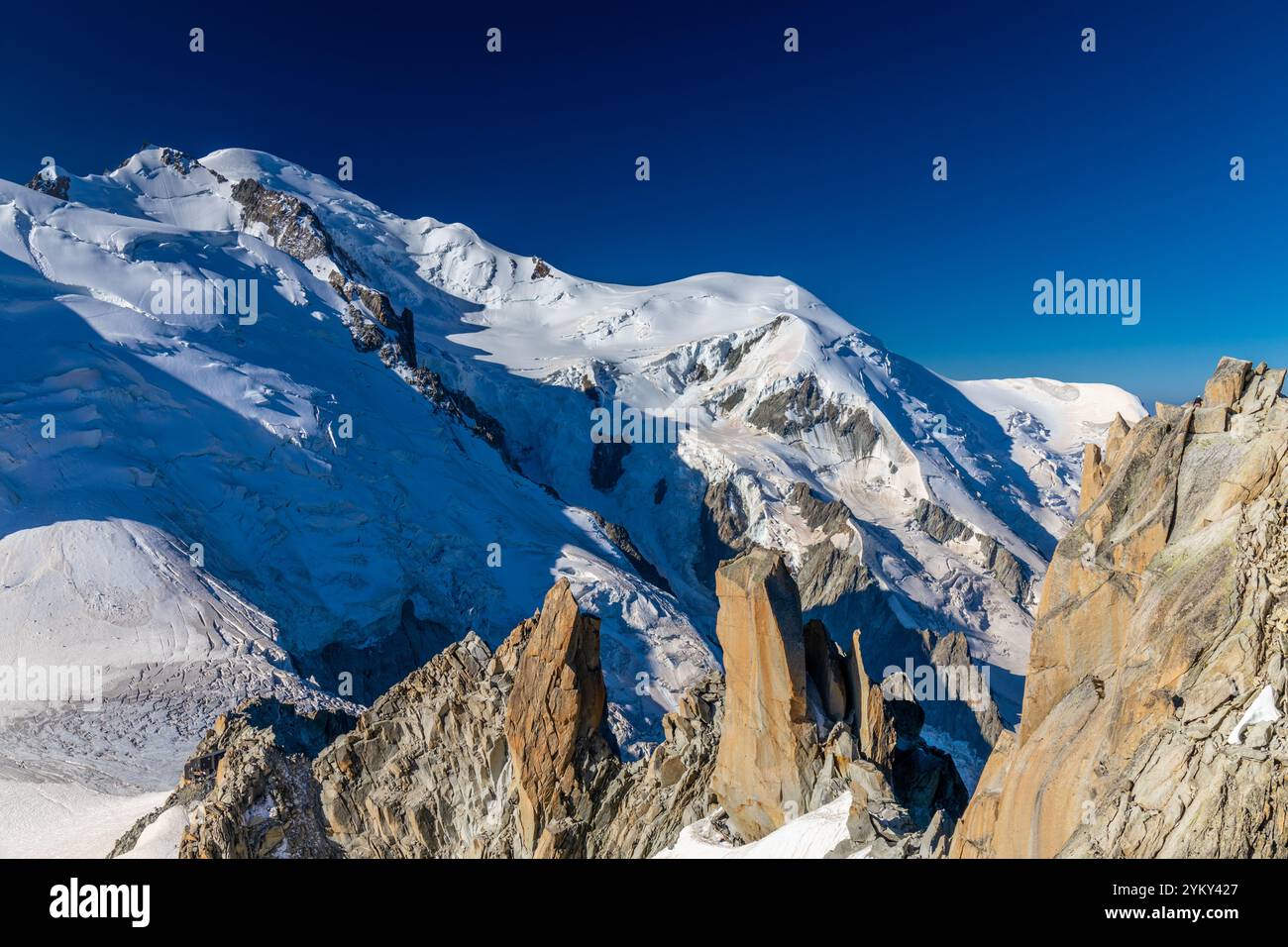 Vetta innevata del Monte bianco, la vetta più alta d'Europa, situata nelle Alpi. Un paesaggio mozzafiato con cime innevate e terreni accidentati Foto Stock