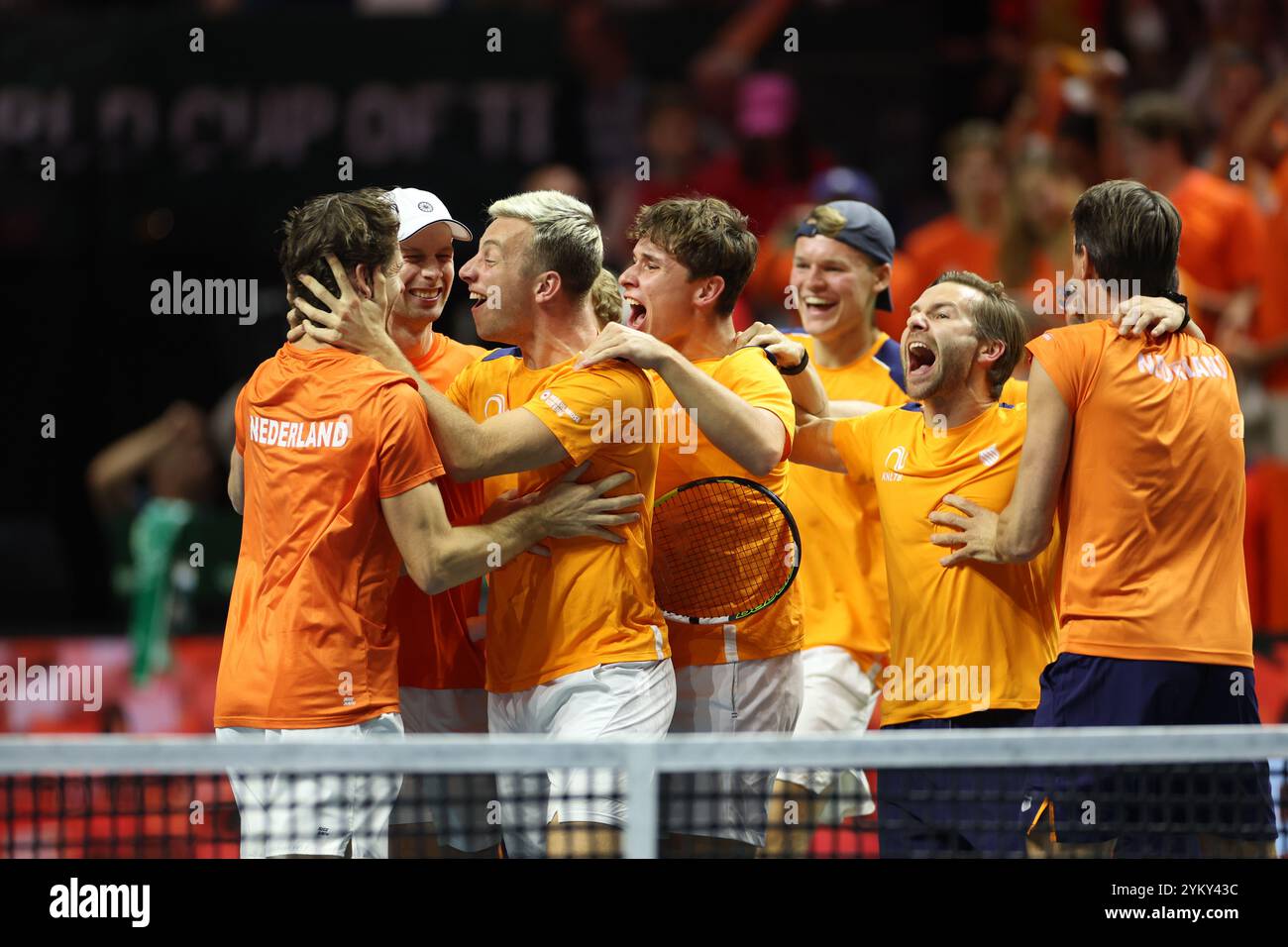 Malaga, Regno Unito. 20 novembre 2024. La squadra olandese festeggia dopo aver eliminato la Spagna durante la finale di Coppa Davis 2024, al Palacio de Deportes Jose Maria Martin Carpena Arena di Malaga. Crediti: Isabel Infantes/Alamy Live News Foto Stock