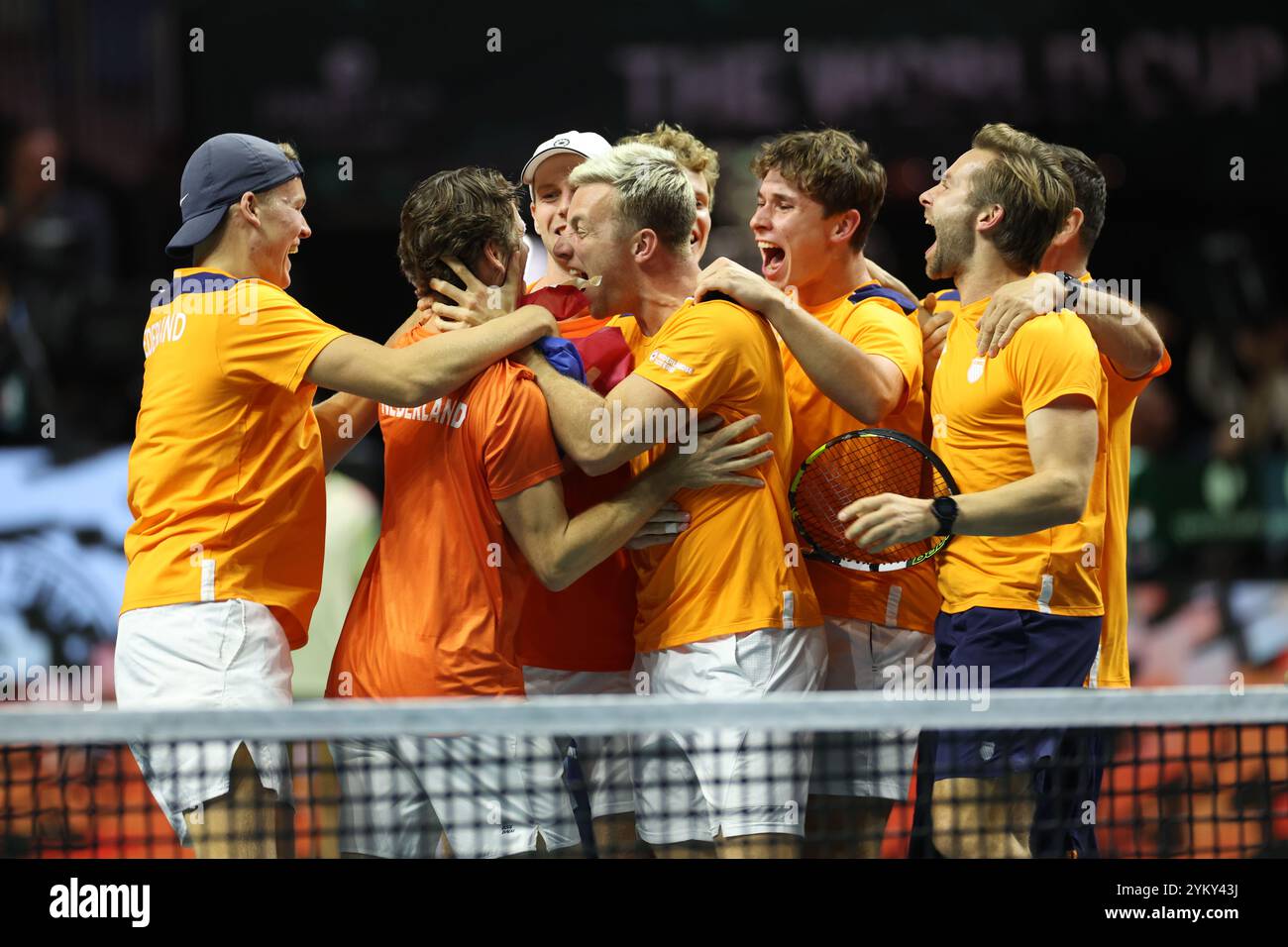 Malaga, Regno Unito. 20 novembre 2024. La squadra olandese festeggia dopo aver eliminato la Spagna durante la finale di Coppa Davis 2024, al Palacio de Deportes Jose Maria Martin Carpena Arena di Malaga. Crediti: Isabel Infantes/Alamy Live News Foto Stock