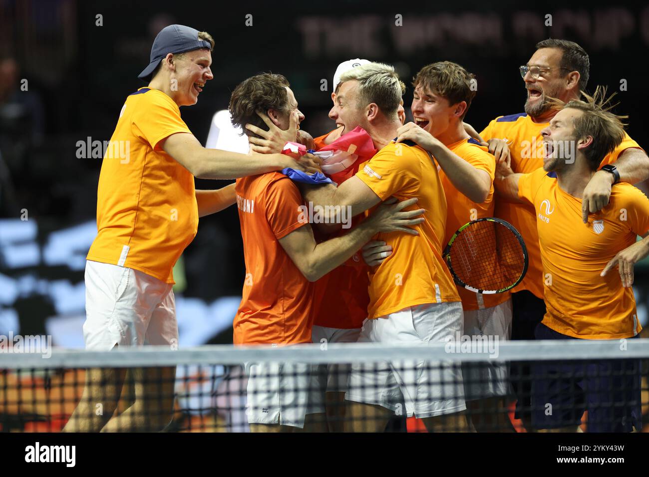 Malaga, Regno Unito. 20 novembre 2024. La squadra olandese festeggia dopo aver eliminato la Spagna durante la finale di Coppa Davis 2024, al Palacio de Deportes Jose Maria Martin Carpena Arena di Malaga. Crediti: Isabel Infantes/Alamy Live News Foto Stock