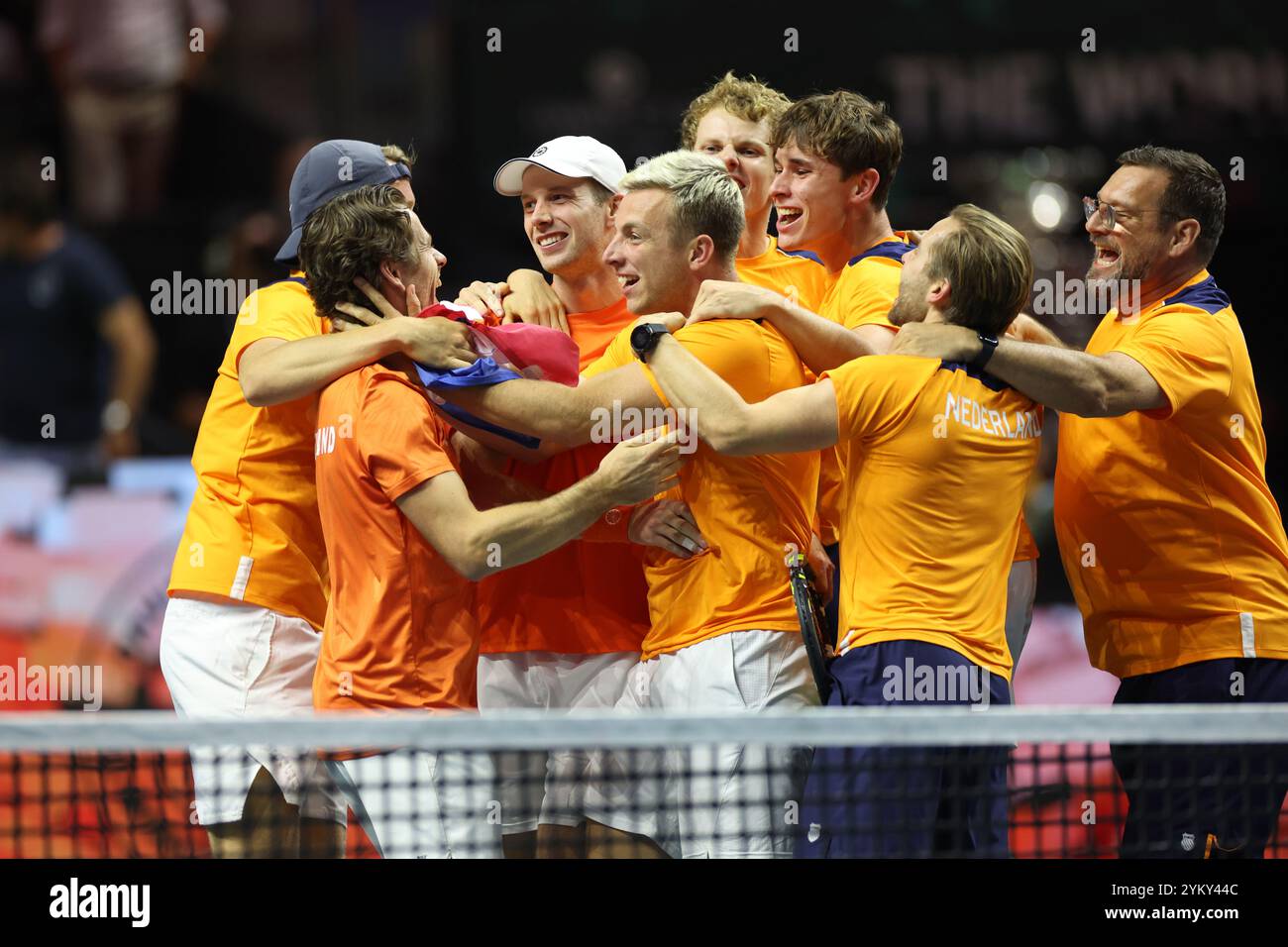 Malaga, Regno Unito. 20 novembre 2024. La squadra olandese festeggia dopo aver eliminato la Spagna durante la finale di Coppa Davis 2024, al Palacio de Deportes Jose Maria Martin Carpena Arena di Malaga. Crediti: Isabel Infantes/Alamy Live News Foto Stock
