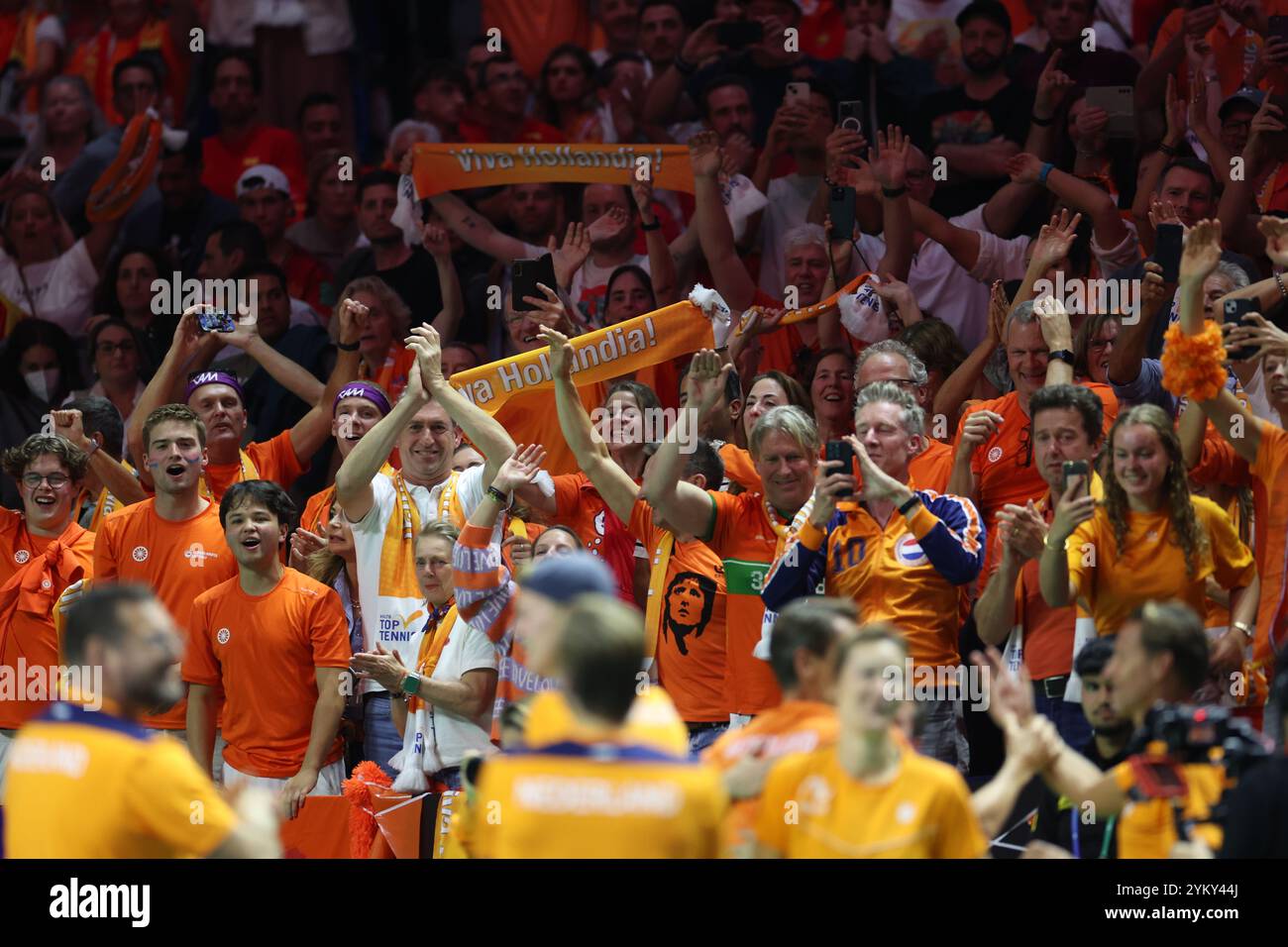 Malaga, Regno Unito. 20 novembre 2024. La squadra olandese festeggia dopo aver eliminato la Spagna durante la finale di Coppa Davis 2024, al Palacio de Deportes Jose Maria Martin Carpena Arena di Malaga. Crediti: Isabel Infantes/Alamy Live News Foto Stock