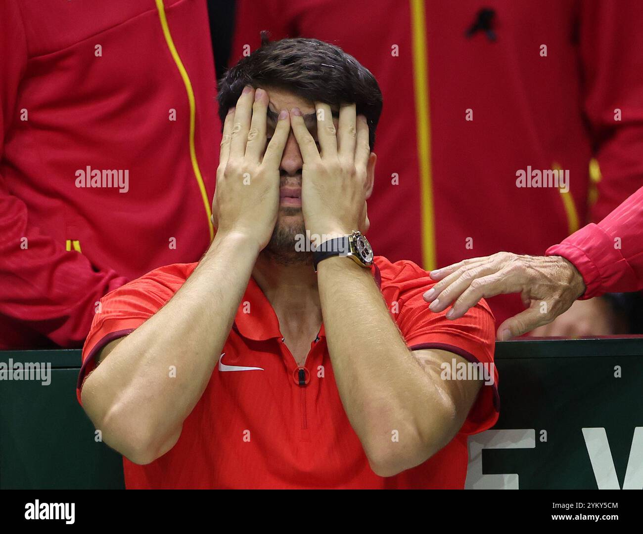 Malaga, Regno Unito. 20 novembre 2024. Carlos Alcaraz e Roberto Bautista React vengono eliminati dalla squadra olandese durante la finale di Coppa Davis 2024, al Palacio de Deportes Jose Maria Martin Carpena Arena di Malaga. Crediti: Isabel Infantes/Alamy Live News Foto Stock