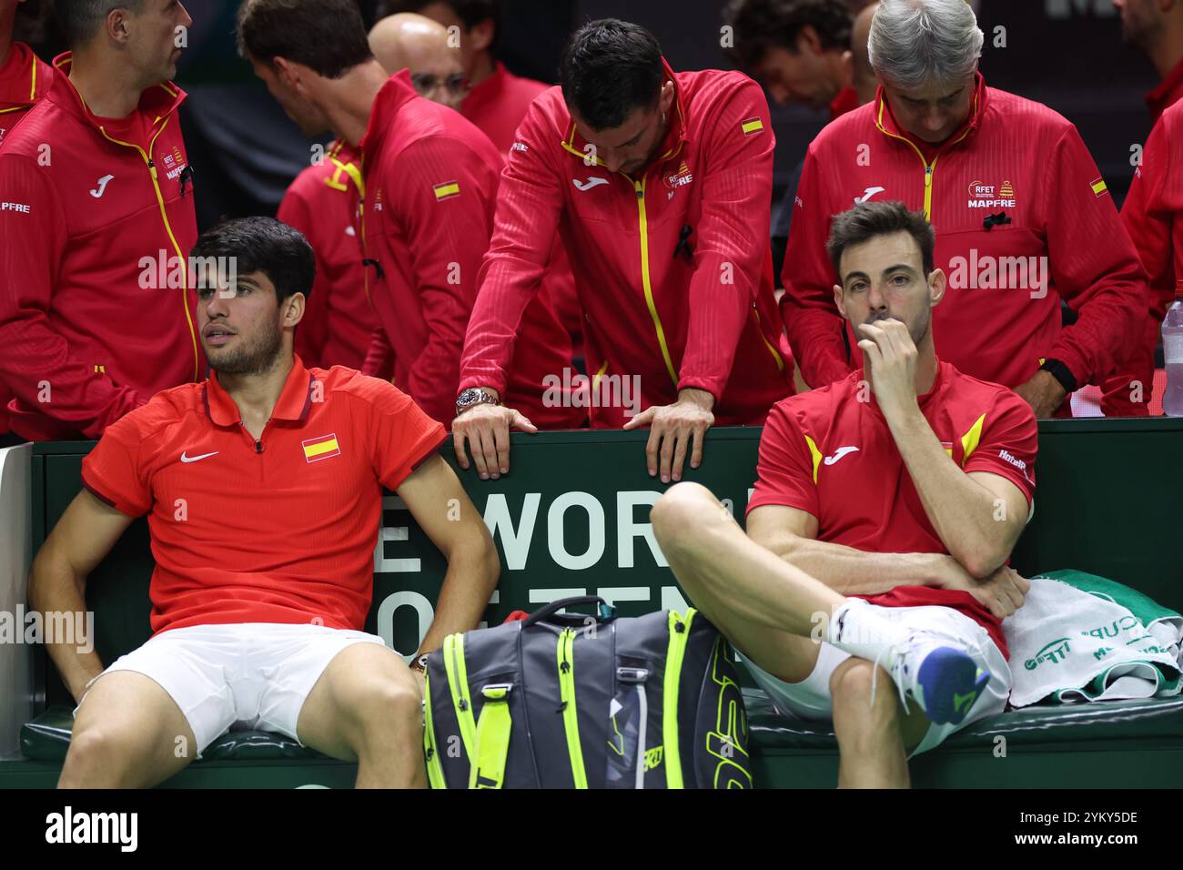 Malaga, Regno Unito. 20 novembre 2024. Carlos Alcaraz e Marcel Granollers reagiscono mentre la Spagna viene eliminata dalla squadra olandese durante la finale di Coppa Davis 2024, al Palacio de Deportes Jose Maria Martin Carpena Arena di Malaga. Crediti: Isabel Infantes/Alamy Live News Foto Stock