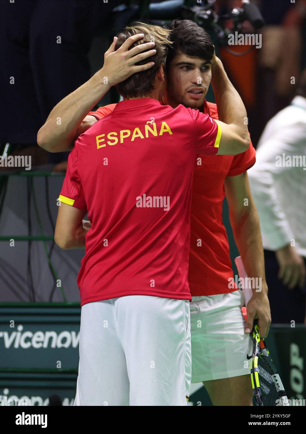 Malaga, Regno Unito. 20 novembre 2024. Carlos Alcaraz è confortato dal suo capitano David Ferrer in quanto la Spagna viene eliminata dalla squadra olandese durante la finale di Coppa Davis 2024, al Palacio de Deportes Jose Maria Martin Carpena Arena di Malaga. Crediti: Isabel Infantes/Alamy Live News Foto Stock