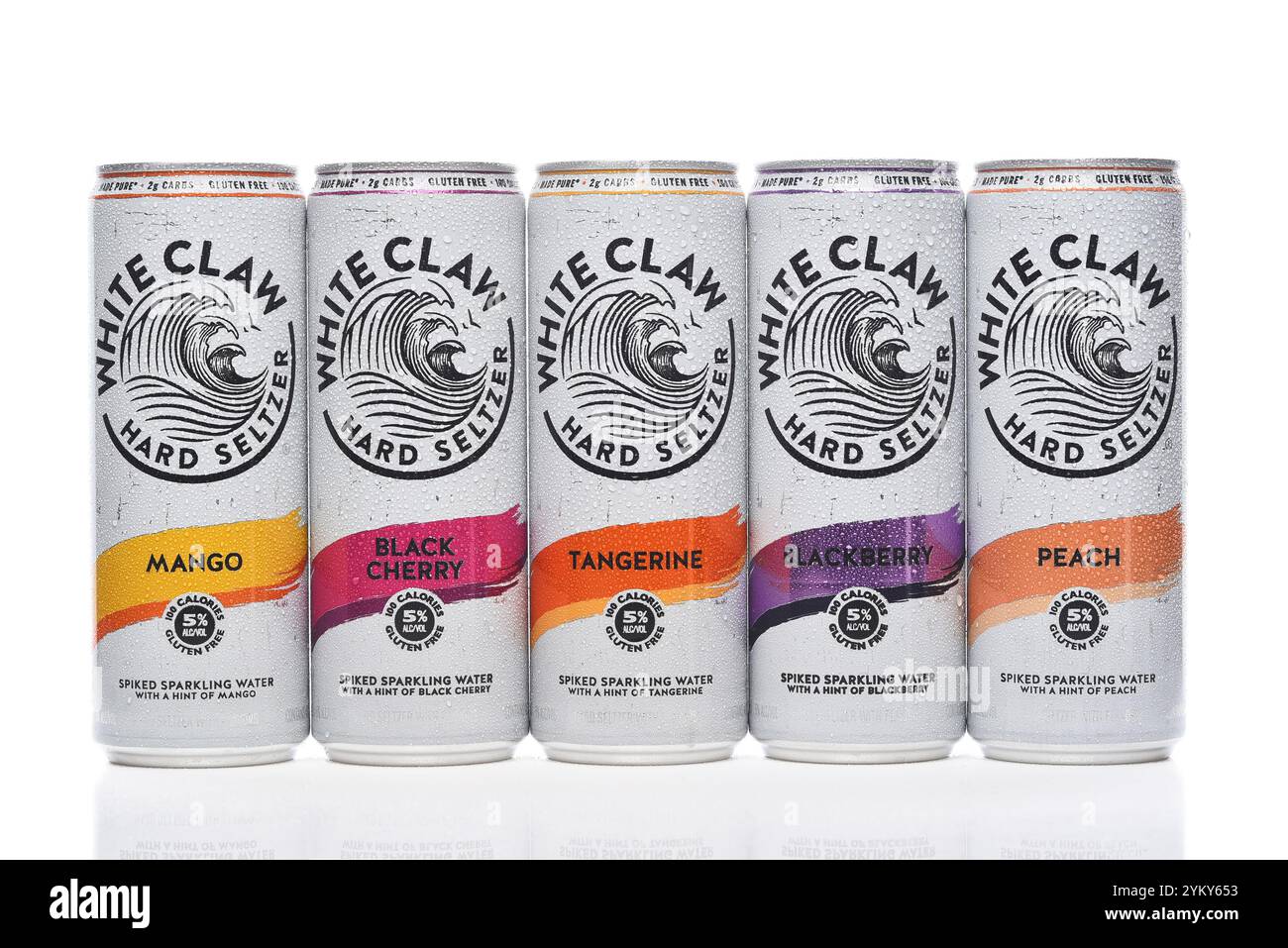 IRVINE, CALIFORNIA - 19 novembre 2024: 5 lattine di White Claw Hard Seltzer, Mango, Black Cherry, Peach, BlackBerry e Tangerine. Foto Stock