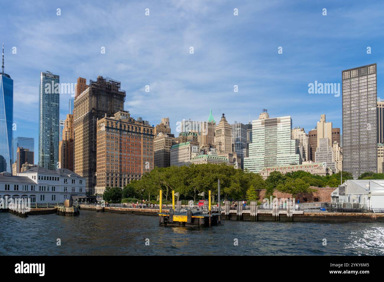 Lo skyline del centro di Manhattan è visto da una barca. New York, Stati Uniti. Foto Stock