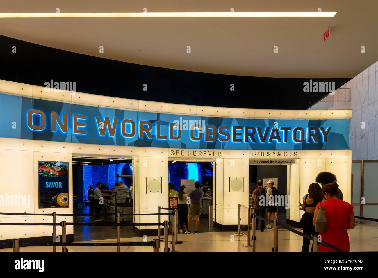 Visitatori in attesa di controlli di sicurezza all'ingresso del One World Observatory nel One World Trade Center a Lower Manhattan, New York City, USA. Foto Stock
