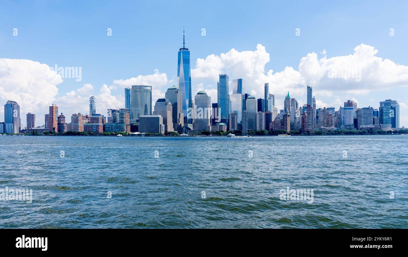 Skyline del centro di Manhattan visto dall'acqua, New York City, Stati Uniti. Foto Stock