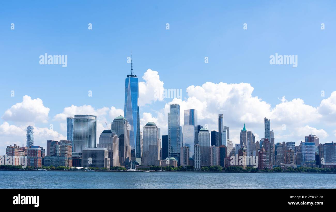 Skyline del centro di Manhattan visto dall'acqua, New York City, Stati Uniti. Foto Stock