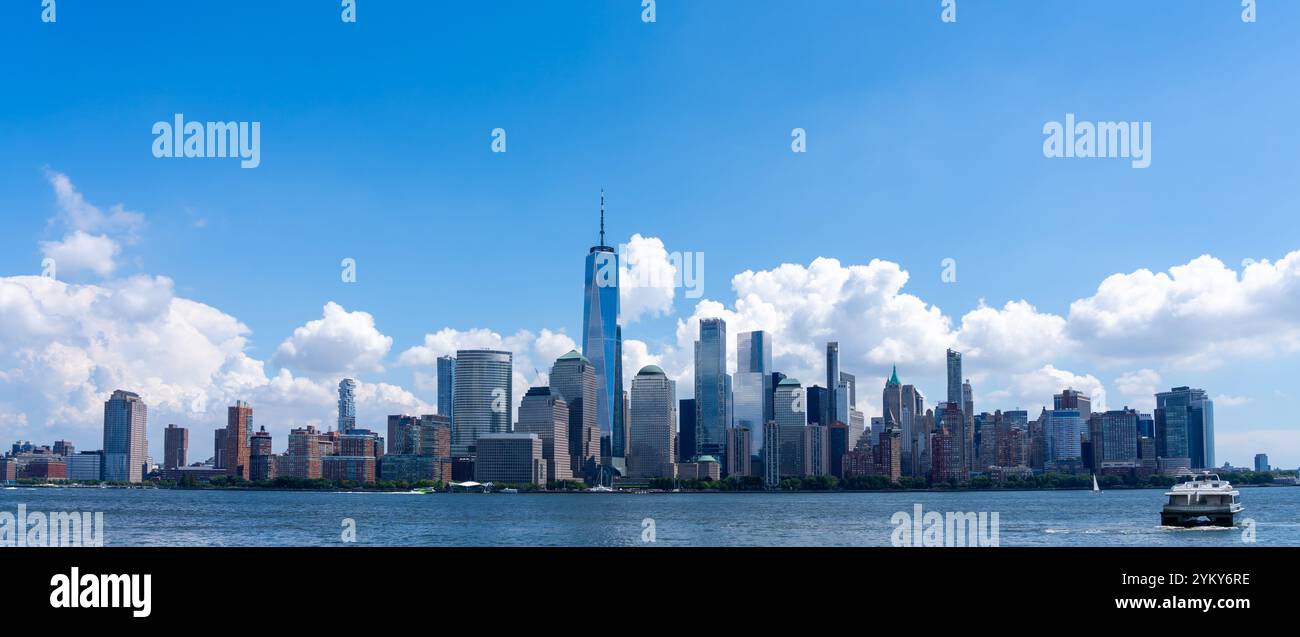 Skyline del centro di Manhattan visto dall'acqua, New York City, Stati Uniti. Foto Stock
