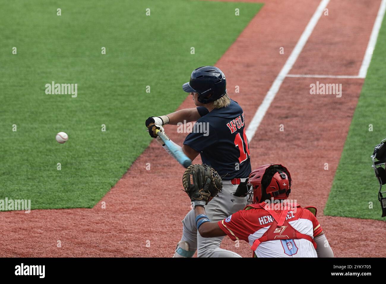 Giovane lanciatore della squadra Porto Rico che porta un pallone veloce nella partita di campionato giovanile di baseball alle Bahamas Foto Stock