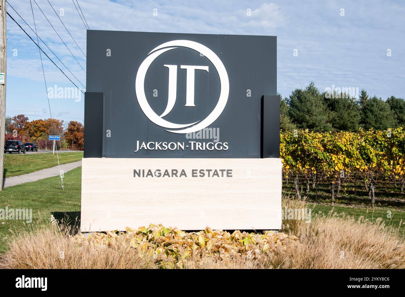 Cartello con l'azienda vinicola Jackson Triggs Estate sulla Niagara Stone Road a Niagara-on-the-Lake, Ontario, Canada Foto Stock