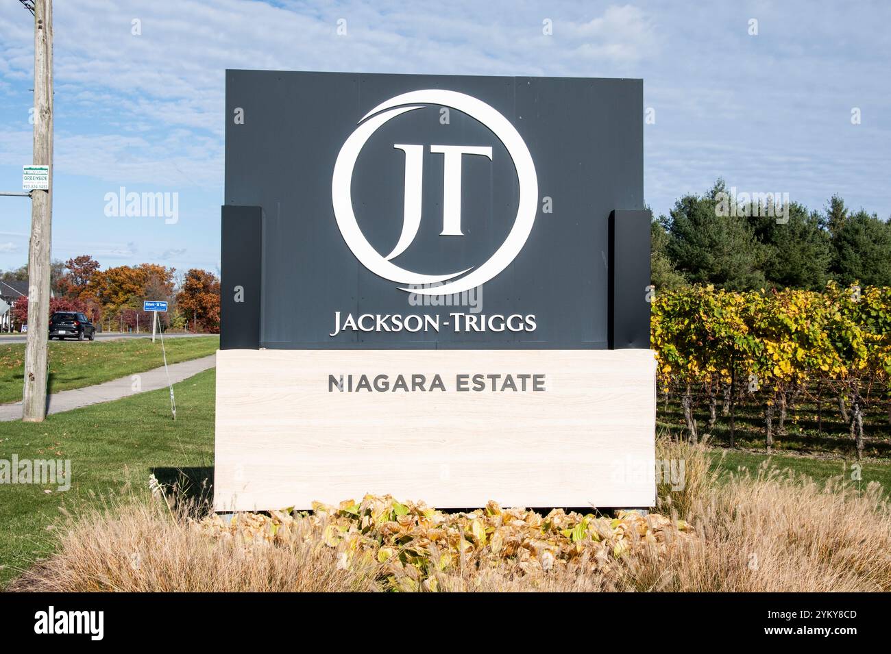 Cartello con l'azienda vinicola Jackson Triggs Estate sulla Niagara Stone Road a Niagara-on-the-Lake, Ontario, Canada Foto Stock
