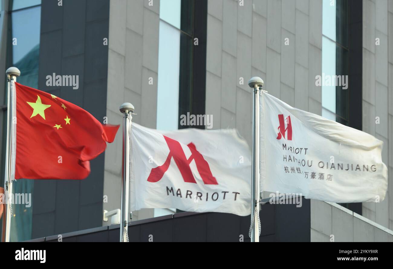 HANGZHOU, CINA - 20 NOVEMBRE 2024 - la bandiera di un hotel Marriott International nella città di Hangzhou, provincia di Zhejiang, Cina, 20 novembre 2024. Foto Stock