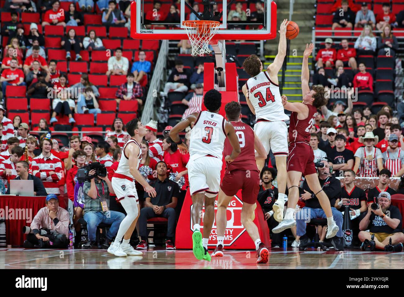 Raleigh, North Carolina, Stati Uniti. 18 novembre 2024. L'attaccante del North Carolina State Wolfpack BEN MIDDLEBROOKS (34) respinge il tiro della guardia dei Colgate Raiders PARKER JONES (25) nella seconda metà della partita di basket maschile NCAA tra i Colgate Raiders e il NC State Wolfpack al Lenovo Center di Raleigh, Carolina del Nord. (Credit Image: © Israel anta via ZUMA Press Wire) SOLO USO EDITORIALE! Non per USO commerciale! Foto Stock