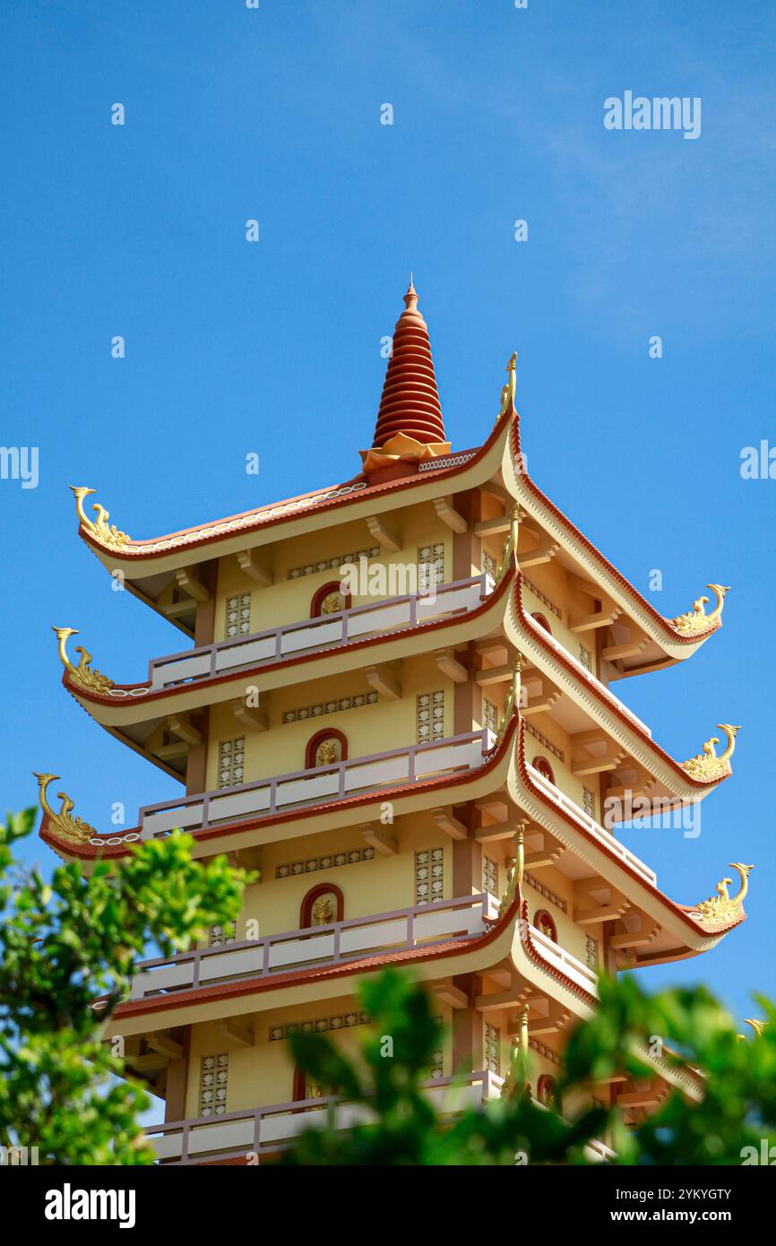Vinh Trang Pagoda, una famosa destinazione a My Tho, Tien Giang, Vietnam Foto Stock