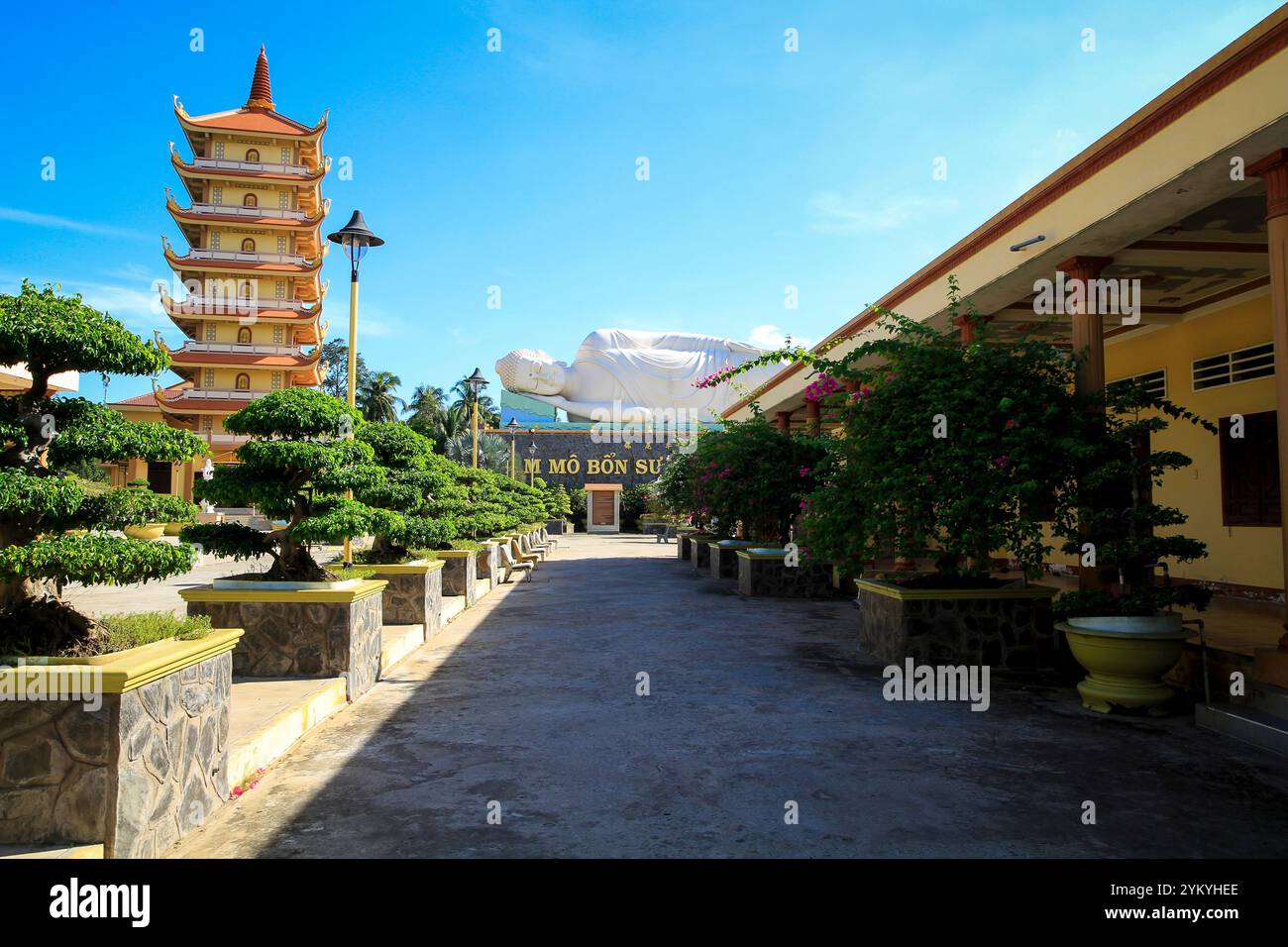 Vinh Trang Pagoda, una famosa destinazione a My Tho, Tien Giang, Vietnam Foto Stock