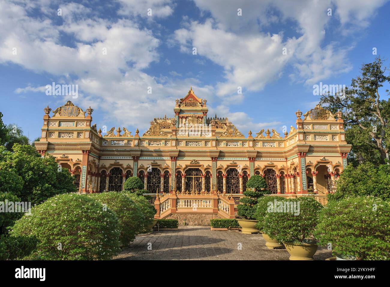 Vinh Trang Pagoda, una famosa destinazione a My Tho, Tien Giang, Vietnam Foto Stock