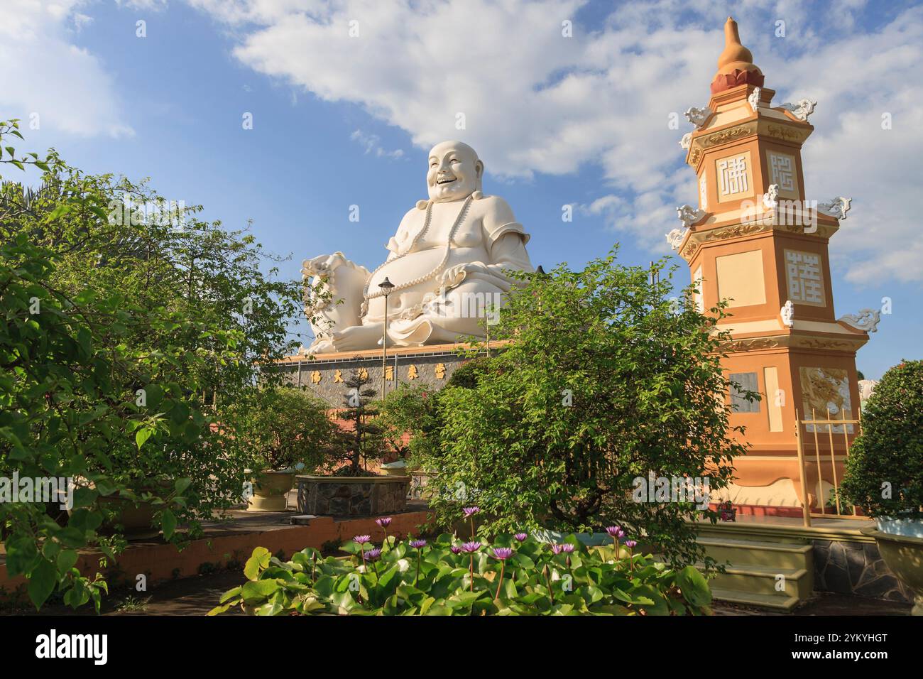 Vinh Trang Pagoda, una famosa destinazione a My Tho, Tien Giang, Vietnam Foto Stock