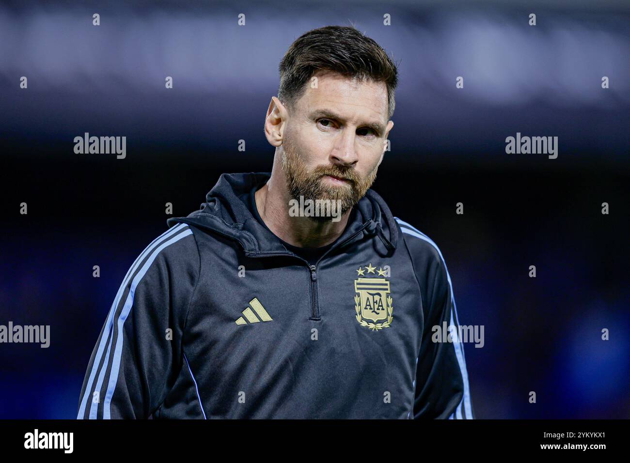 Buenos Aires, Argentina - 20 novembre 2024: Lionel messi ha fatto il lavoro pre-competitivo oggi prima di una partita in cui l'Argentina ha trionfato sul Perù con un gol decisivo di Lautaro Martinez, assicurandosi la posizione di leader delle qualificazioni alla Coppa del mondo sudamericana al termine dell'anno. Con Lionel messi, il portiere Emiliano 'Dibu' Martinez e altri giocatori stellari sul campo, l'allenatore Lionel Scaloni ha impiegato una strategia offensiva che ha dato i suoi frutti nel secondo tempo. La squadra è ora in attesa di riprendere le partite di qualificazione a marzo. Foto di: Foto UNAR Foto Stock