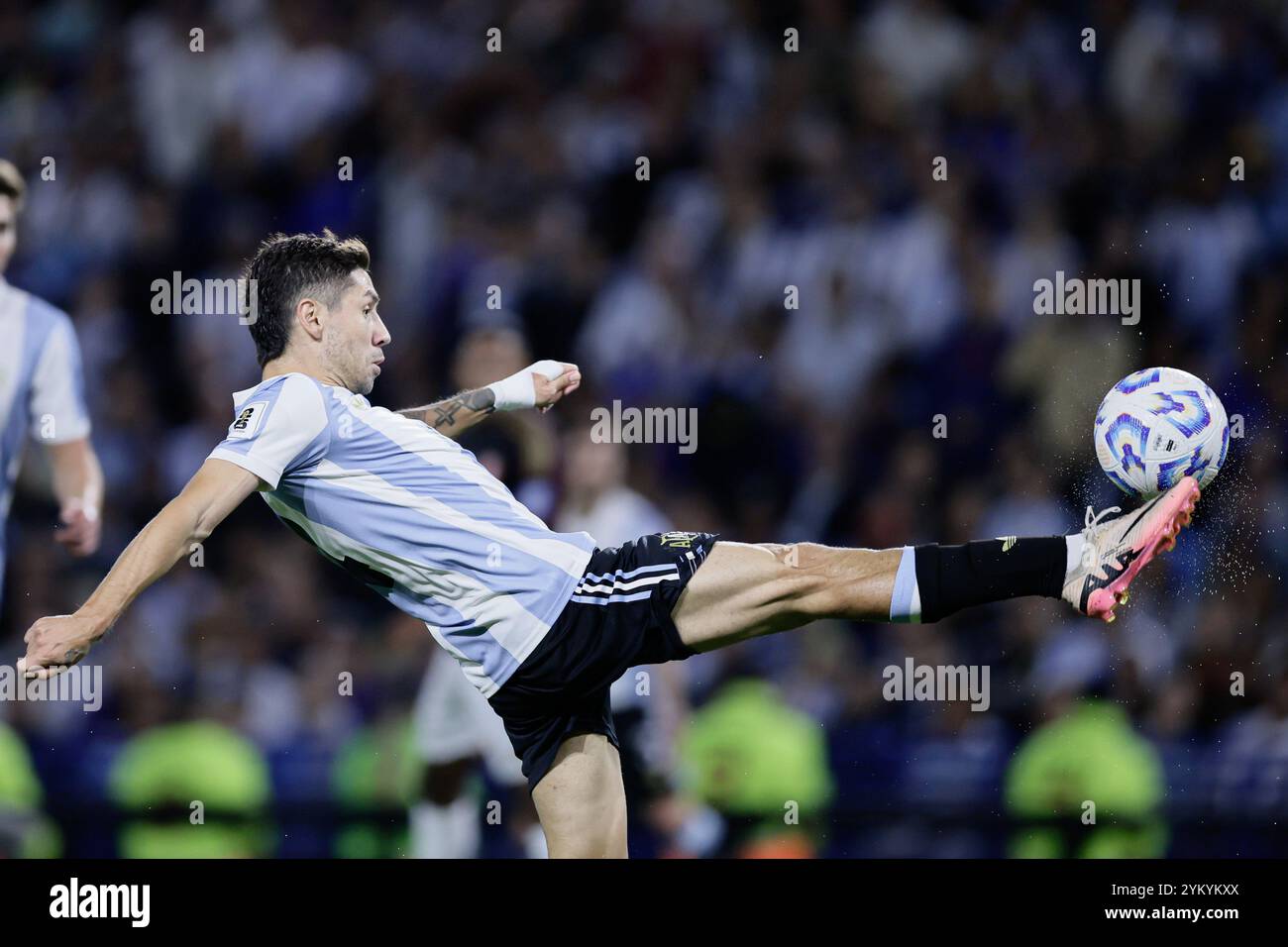 Buenos Aires, Argentina - 19 novembre 2024: L'Argentina ha trionfato sul Perù con un gol decisivo di Lautaro Martinez, assicurandosi la posizione di leader delle qualificazioni alla Coppa del mondo sudamericana al termine dell'anno. Con Lionel messi, il portiere Emiliano 'Dibu' Martinez e altri giocatori stellari sul campo, l'allenatore Lionel Scaloni ha impiegato una strategia offensiva che ha dato i suoi frutti nel secondo tempo. La squadra è ora in attesa di riprendere le partite di qualificazione a marzo. Foto di: UNAR Photo / ALAMY News Foto Stock