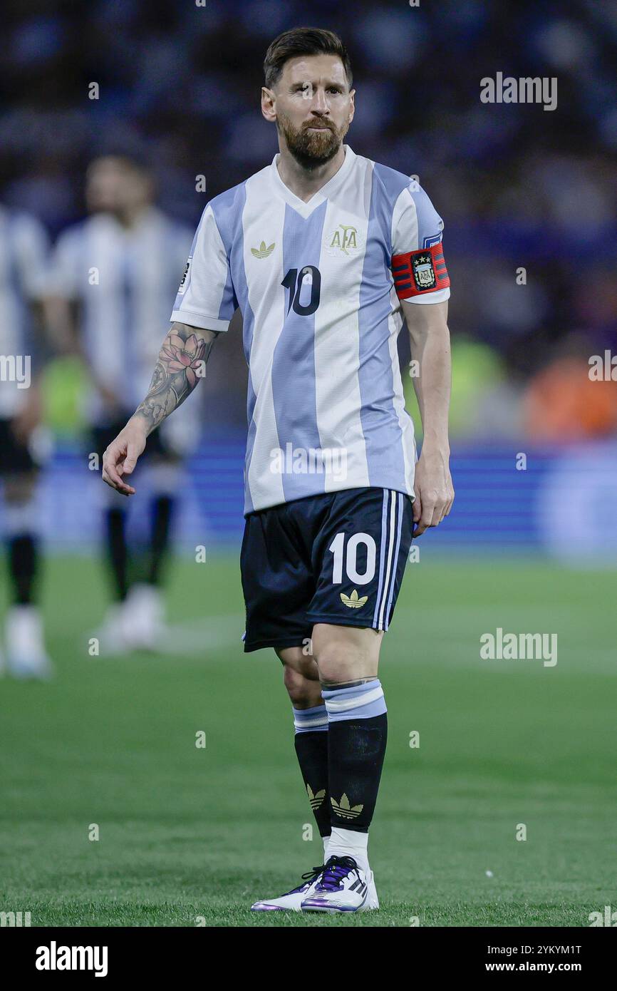 Buenos Aires, Argentina - 19 novembre 2024: L'Argentina ha trionfato sul Perù con un gol decisivo di Lautaro Martinez, assicurandosi la posizione di leader delle qualificazioni alla Coppa del mondo sudamericana al termine dell'anno. Con Lionel messi, il portiere Emiliano 'Dibu' Martinez e altri giocatori stellari sul campo, l'allenatore Lionel Scaloni ha impiegato una strategia offensiva che ha dato i suoi frutti nel secondo tempo. La squadra è ora in attesa di riprendere le partite di qualificazione a marzo. Foto di: UNAR Photo / ALAMY News Foto Stock
