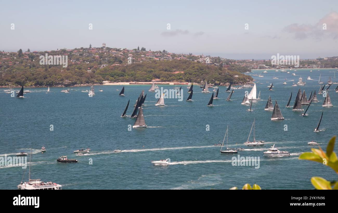 parte della flotta di piccole imbarcazioni all'inizio della corsa da sydney a hobart Foto Stock