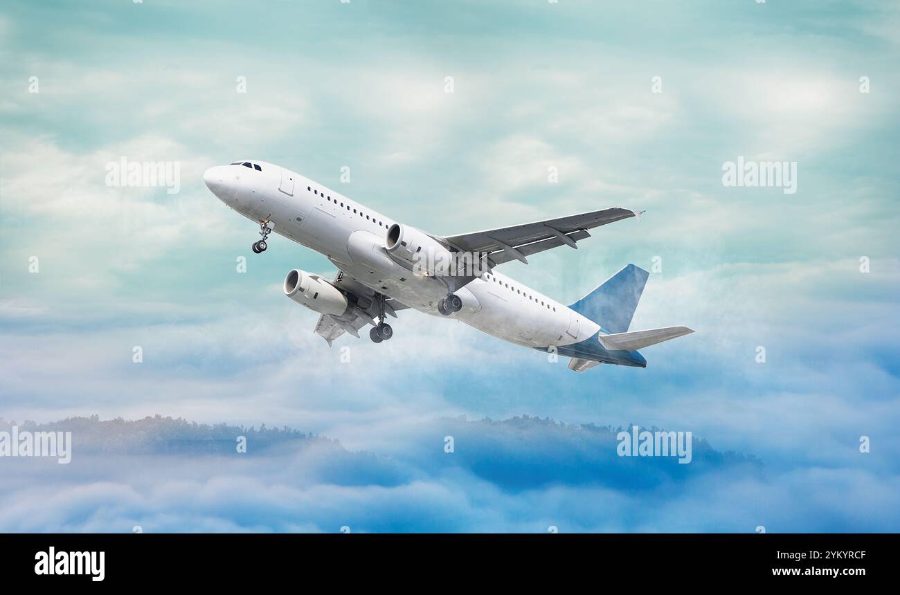 Aereo in volo, viaggia sullo sfondo con un aereo che vola nel cielo blu sopra le nuvole. Aereo in volo con livrea bianca . Passen. Commerciale Foto Stock