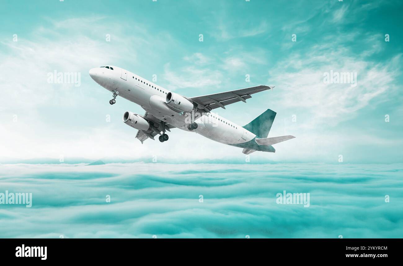 Aereo in volo, viaggia sullo sfondo con un aereo che vola nel cielo blu sopra le nuvole. Aereo in volo con livrea bianca . Passen. Commerciale Foto Stock