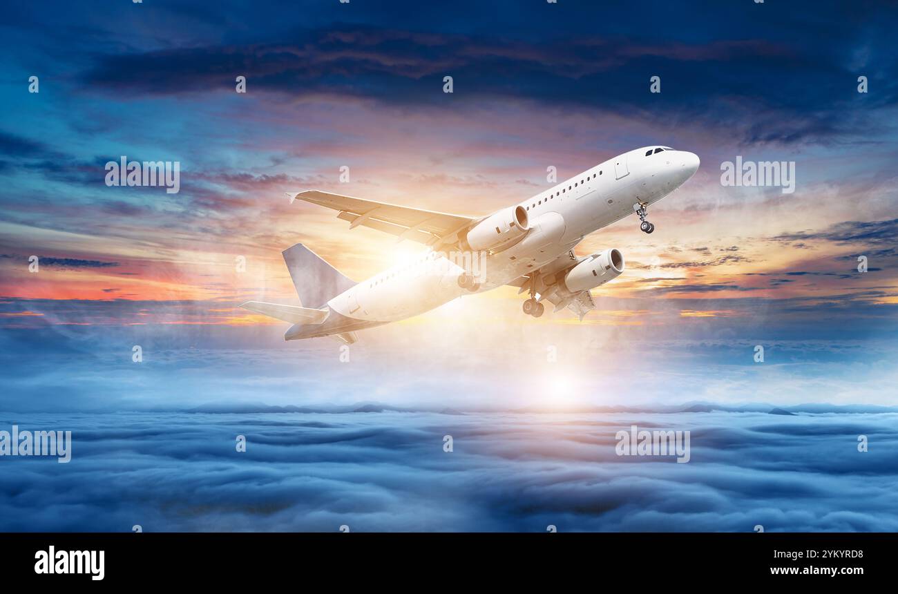 Aereo in volo, viaggia sullo sfondo con un aereo che vola nel cielo blu sopra le nuvole. Aereo in volo con livrea bianca . Passen. Commerciale Foto Stock